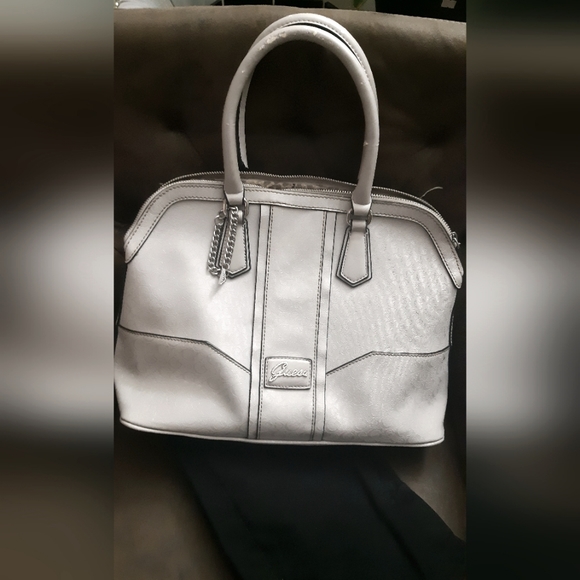 Guess bag with silver chain. - Picture 1 of 6
